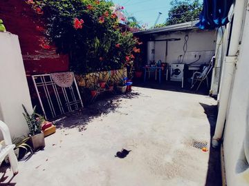 VENTA AMPLIA CASA 3 DORMITORIOS. COCHERA. PATIOS. ARROYITO
