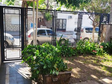 VENTA AMPLIA CASA 3 DORMITORIOS. COCHERA. PATIOS. ARROYITO