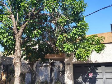 VENTA AMPLIA CASA 3 DORMITORIOS. COCHERA. PATIOS. ARROYITO