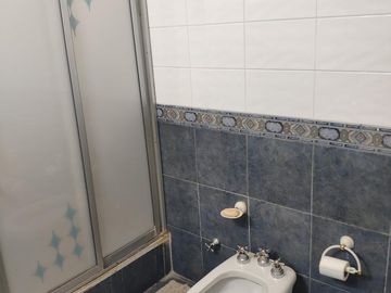 VENTA AMPLIA CASA 3 DORMITORIOS. COCHERA. PATIOS. ARROYITO