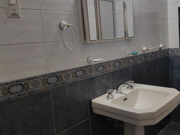 VENTA AMPLIA CASA 3 DORMITORIOS. COCHERA. PATIOS. ARROYITO