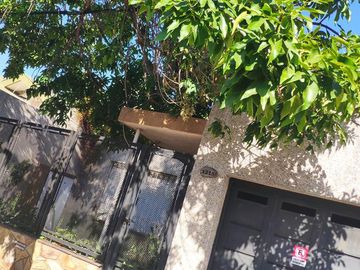 VENTA AMPLIA CASA 3 DORMITORIOS. COCHERA. PATIOS. ARROYITO