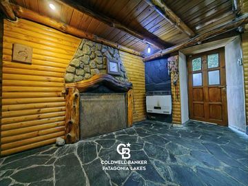 VENTA Casa 5 ambientes 157 m2 sobre lote 975 m2 en Barrio Norte Villa la Angostura
