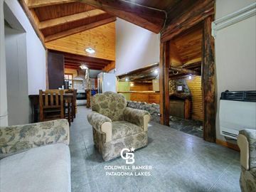 VENTA Casa 5 ambientes 157 m2 sobre lote 975 m2 en Barrio Norte Villa la Angostura