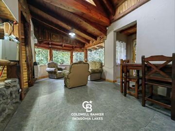 VENTA Casa 5 ambientes 157 m2 sobre lote 975 m2 en Barrio Norte Villa la Angostura