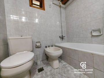 VENTA Casa 5 ambientes 157 m2 sobre lote 975 m2 en Barrio Norte Villa la Angostura