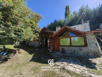 VENTA Casa 5 ambientes 157 m2 sobre lote 975 m2 en Barrio Norte Villa la Angostura