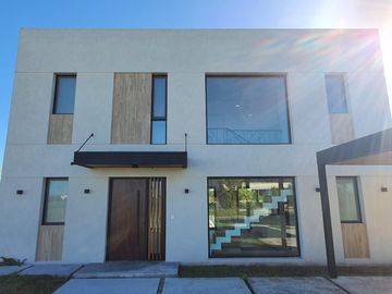 Casa en venta - 3 Dormitorios 3 Baños - Cochera - 1019,15Mts2 - Escobar