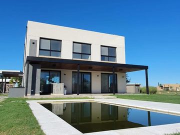 Casa en venta - 3 Dormitorios 3 Baños - Cochera - 1019,15Mts2 - Escobar