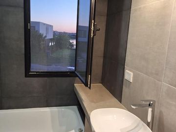 Casa en venta - 3 Dormitorios 3 Baños - Cochera - 1019,15Mts2 - Escobar