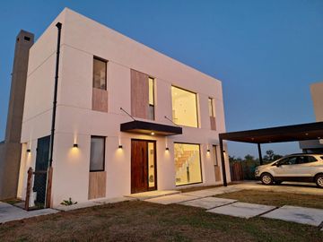Casa en venta - 3 Dormitorios 3 Baños - Cochera - 1019,15Mts2 - Escobar