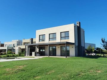 Casa en venta - 3 Dormitorios 3 Baños - Cochera - 1019,15Mts2 - Escobar