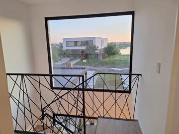 Casa en venta - 3 Dormitorios 3 Baños - Cochera - 1019,15Mts2 - Escobar