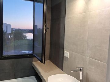 Casa en venta - 3 Dormitorios 3 Baños - Cochera - 1019,15Mts2 - Escobar