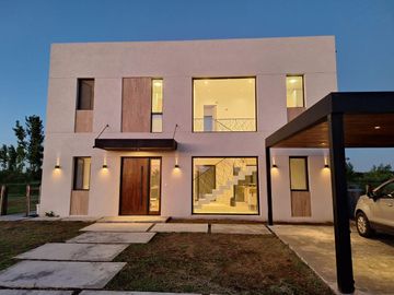 Casa en venta - 3 Dormitorios 3 Baños - Cochera - 1019,15Mts2 - Escobar