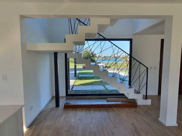 Casa en venta - 3 Dormitorios 3 Baños - Cochera - 1019,15Mts2 - Escobar