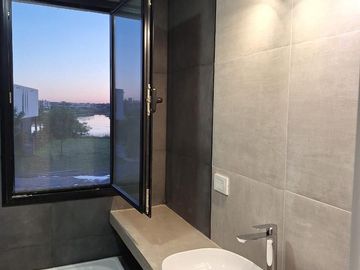 Casa en venta - 3 Dormitorios 3 Baños - Cochera - 1019,15Mts2 - Escobar