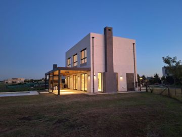Casa en venta - 3 Dormitorios 3 Baños - Cochera - 1019,15Mts2 - Escobar