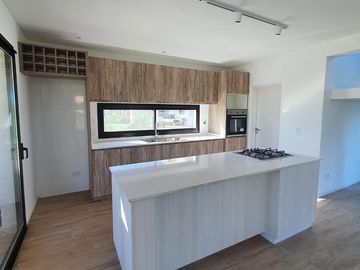 Casa en venta - 3 Dormitorios 3 Baños - Cochera - 1019,15Mts2 - Escobar