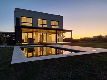 Casa en venta - 3 Dormitorios 3 Baños - Cochera - 1019,15Mts2 - Escobar