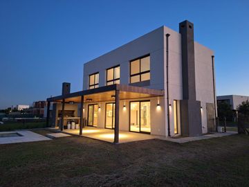 Casa en venta - 3 Dormitorios 3 Baños - Cochera - 1019,15Mts2 - Escobar