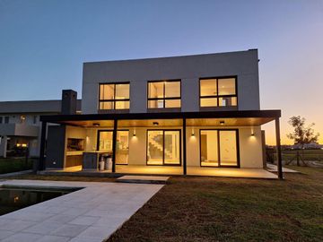 Casa en venta - 3 Dormitorios 3 Baños - Cochera - 1019,15Mts2 - Escobar