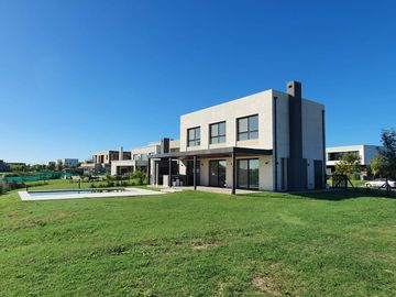 Casa en venta - 3 Dormitorios 3 Baños - Cochera - 1019,15Mts2 - Escobar
