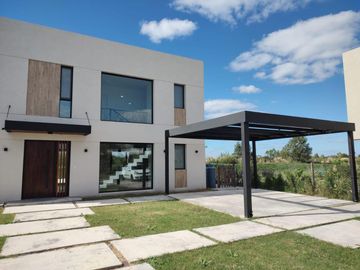 Casa en venta - 3 Dormitorios 3 Baños - Cochera - 1019,15Mts2 - Escobar