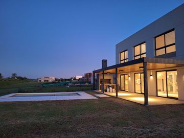 Casa en venta - 3 Dormitorios 3 Baños - Cochera - 1019,15Mts2 - Escobar