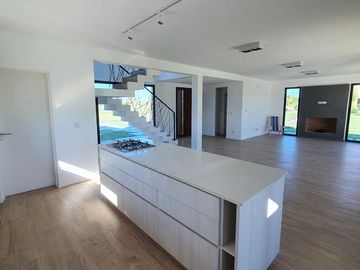 Casa en venta - 3 Dormitorios 3 Baños - Cochera - 1019,15Mts2 - Escobar