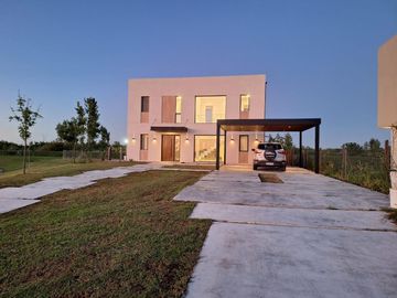 Casa en venta - 3 Dormitorios 3 Baños - Cochera - 1019,15Mts2 - Escobar
