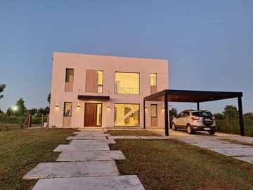 Casa en venta - 3 Dormitorios 3 Baños - Cochera - 1019,15Mts2 - Escobar