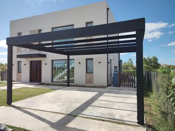 Casa en venta - 3 Dormitorios 3 Baños - Cochera - 1019,15Mts2 - Escobar
