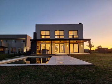 Casa en venta - 3 Dormitorios 3 Baños - Cochera - 1019,15Mts2 - Escobar