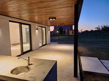 Casa en venta - 3 Dormitorios 3 Baños - Cochera - 1019,15Mts2 - Escobar