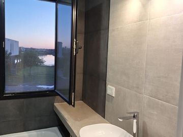 Casa en venta - 3 Dormitorios 3 Baños - Cochera - 1019,15Mts2 - Escobar