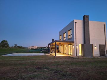 Casa en venta - 3 Dormitorios 3 Baños - Cochera - 1019,15Mts2 - Escobar
