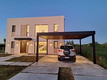 Casa en venta - 3 Dormitorios 3 Baños - Cochera - 1019,15Mts2 - Escobar