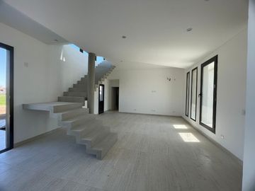 Casa en alquiler en Loma Verde