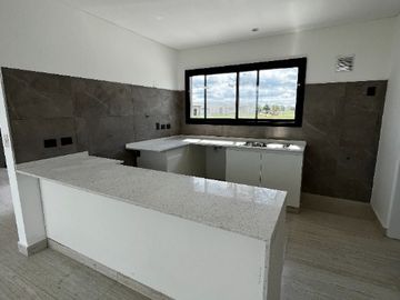 Casa en alquiler en Loma Verde