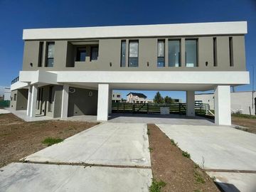 Casa en alquiler en Loma Verde