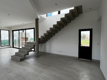Casa en alquiler en Loma Verde
