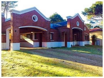 Venta/Permuta - Casa CHALET INGLES de 4 ambientes en Pinamar - La Herradura