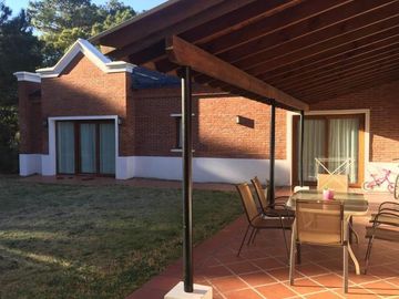 Venta/Permuta - Casa CHALET INGLES de 4 ambientes en Pinamar - La Herradura