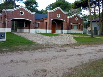 Venta/Permuta - Casa CHALET INGLES de 4 ambientes en Pinamar - La Herradura