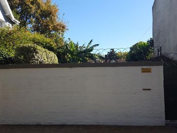 Chalet de Estilo en Una Planta con Gran Jardín en La Lucila – Oportunidad Única