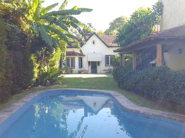 Chalet de Estilo en Una Planta con Gran Jardín en La Lucila – Oportunidad Única