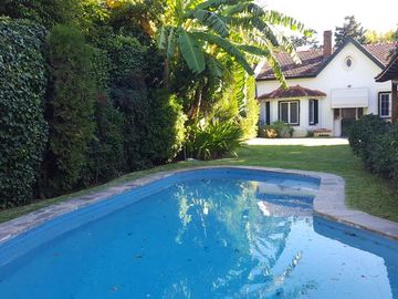 Chalet de Estilo en Una Planta con Gran Jardín en La Lucila – Oportunidad Única