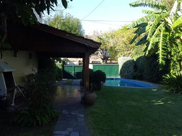 Chalet de Estilo en Una Planta con Gran Jardín en La Lucila – Oportunidad Única