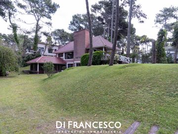 Venta - Casa de 7 ambientes A 200 MTS DEL MAR en CARILO - CHALET
